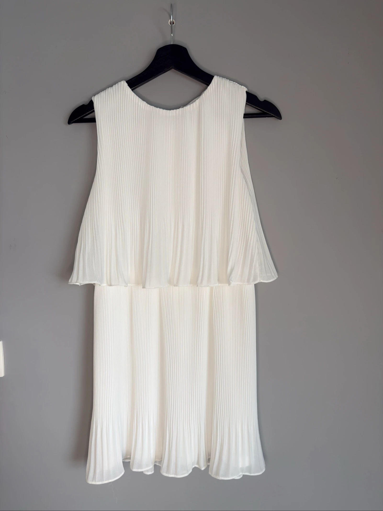 witte geplooide elegante jurk